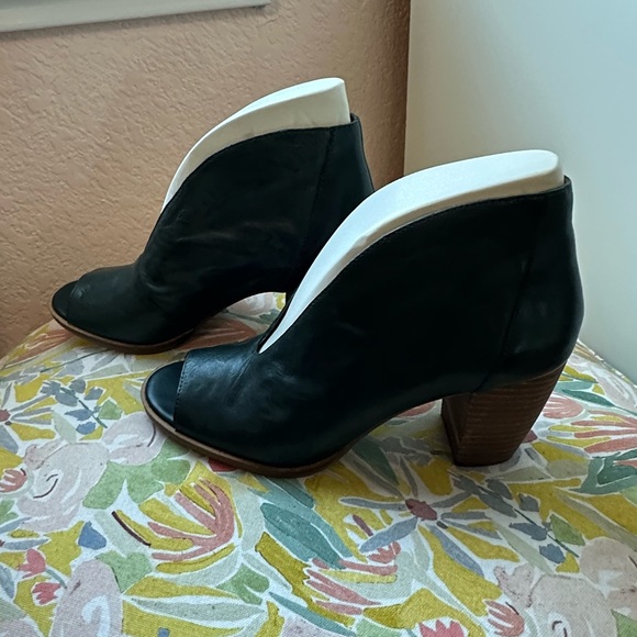 Lucky Brand Joal Cut-out booties 8.5M - Picture 5 of 10